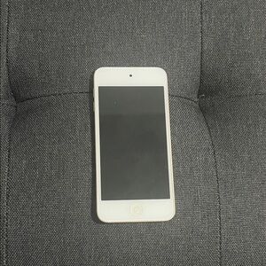 White/Gold Apple iPod Touch 16 GB 6th Generation – Good Condition